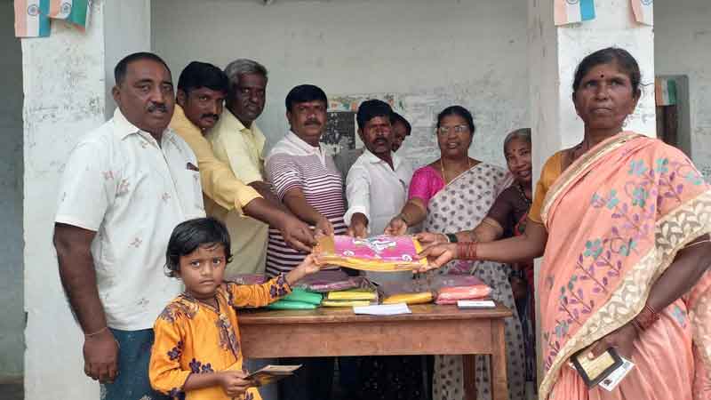 ఆడపడుచులకు బతుకమ్మ కానుక