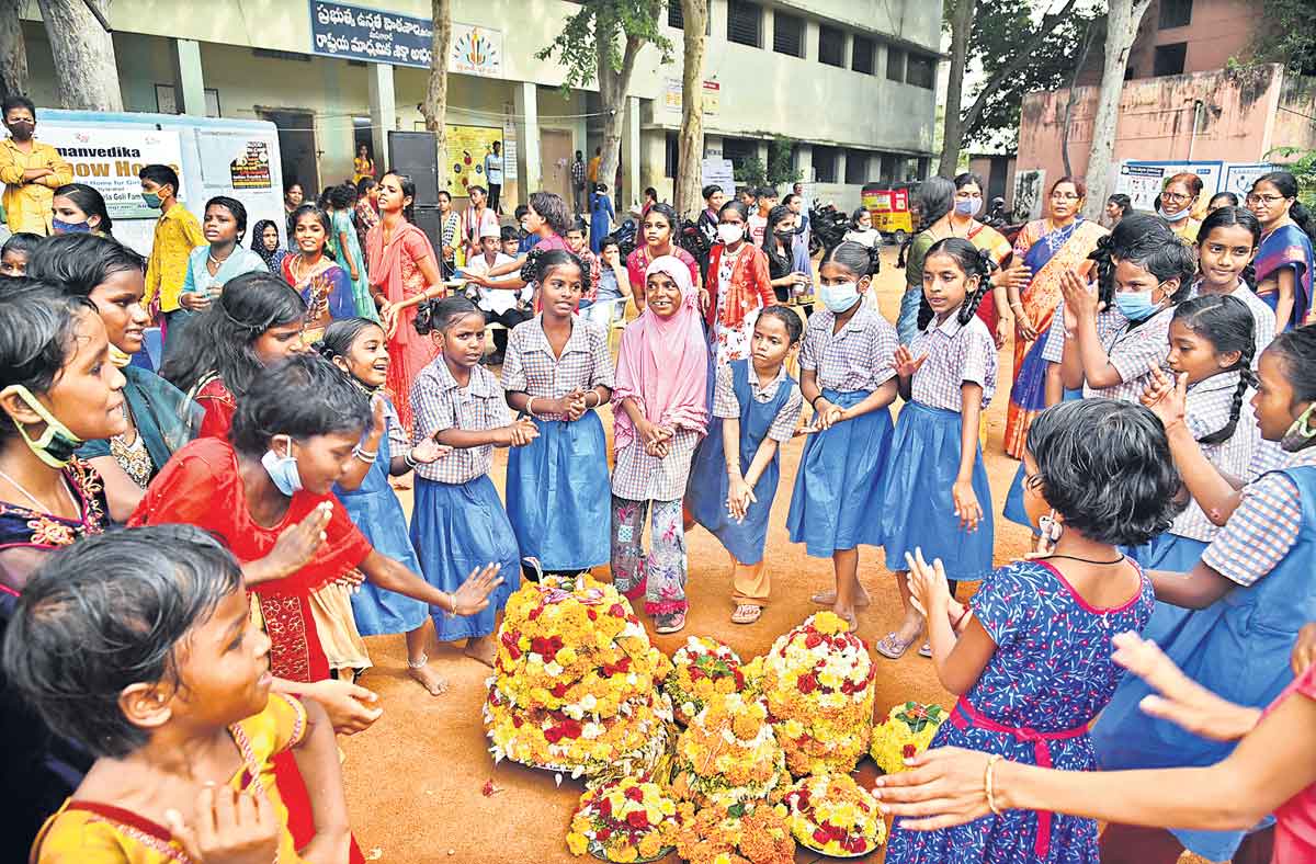 బతుకమ్మ బతుకమ్మ ఉయ్యాలో