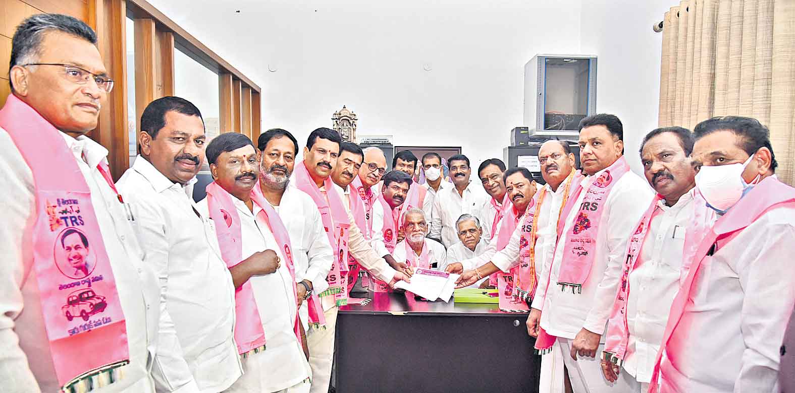 టీఆర్‌ఎస్‌ అధ్యక్ష పీఠానికి నామినేషన్లు