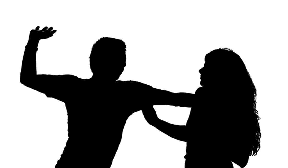 గ‌చ్చిబౌలిలో యువ‌తిపై హ‌త్యాయ‌త్నం.. యువ‌కుడికి దేహ‌శుద్ధి