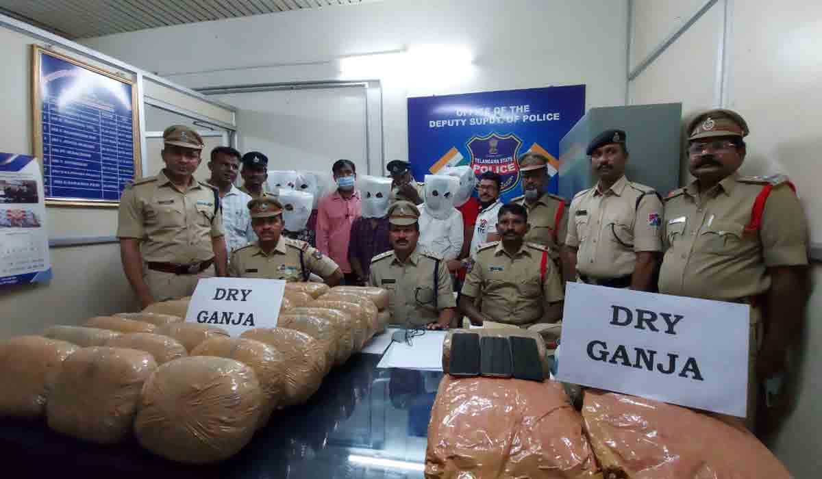 గంజాయి తరలిస్తున్న ముఠా అరెస్ట్‌