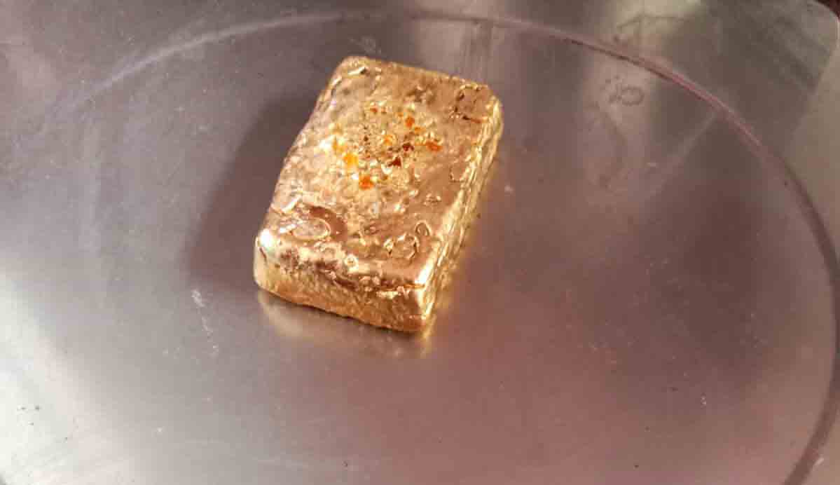 లోదుస్తుల్లో1.2 కేజీల బంగారం