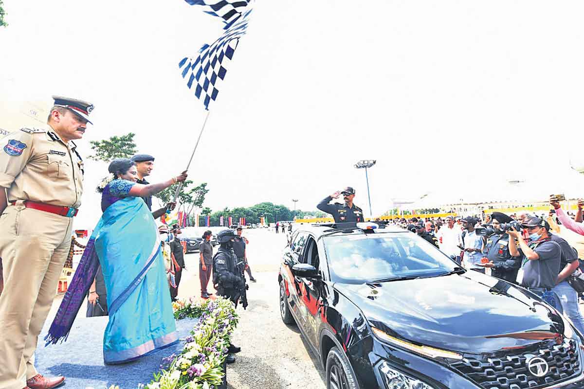 బ్లాక్‌ కాట్‌ కార్‌ ర్యాలీని ప్రారంభించిన గవర్నర్‌