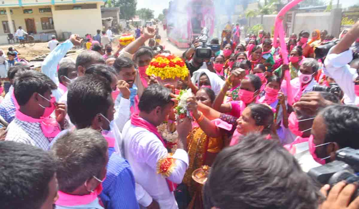 Huzurabad | ‘గెల్లు’కు అడుగ‌డుగునా బ్ర‌హ్మ‌ర‌థం ప‌డుతున్న హుజూరాబాద్ ప్ర‌జ‌లు