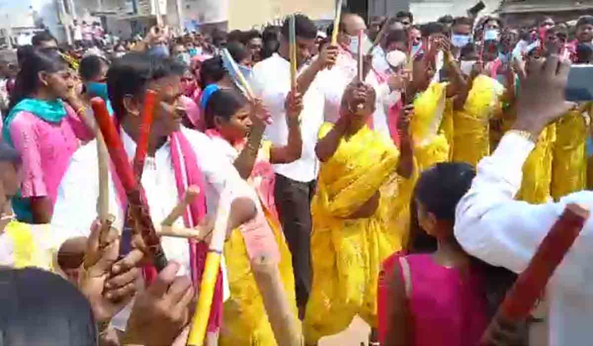 Huzurabad | ప్ర‌జ‌ల మ‌నిషిగా.. సామాన్యుల‌తో క‌లిసి కోలాట నృత్యం!