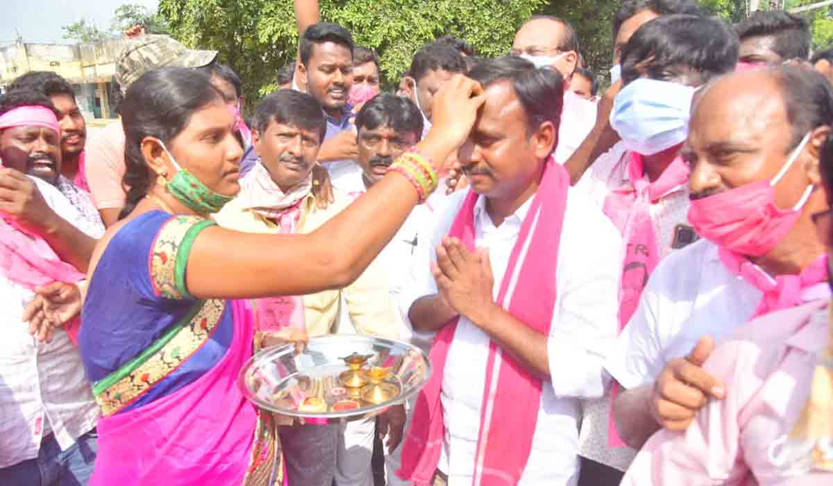 Huzurabad | వీర తిల‌కం దిద్ది.. పోరుకు సాగ‌నంపి..!