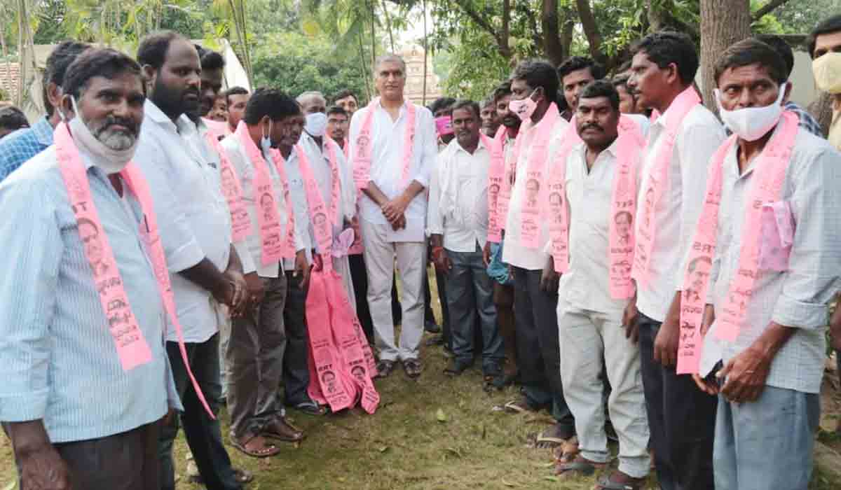 Huzurabad | కాంగ్రెస్, బీజేపీల నుంచి టీఆర్ఎస్లోకి భారీగా వలసలు
