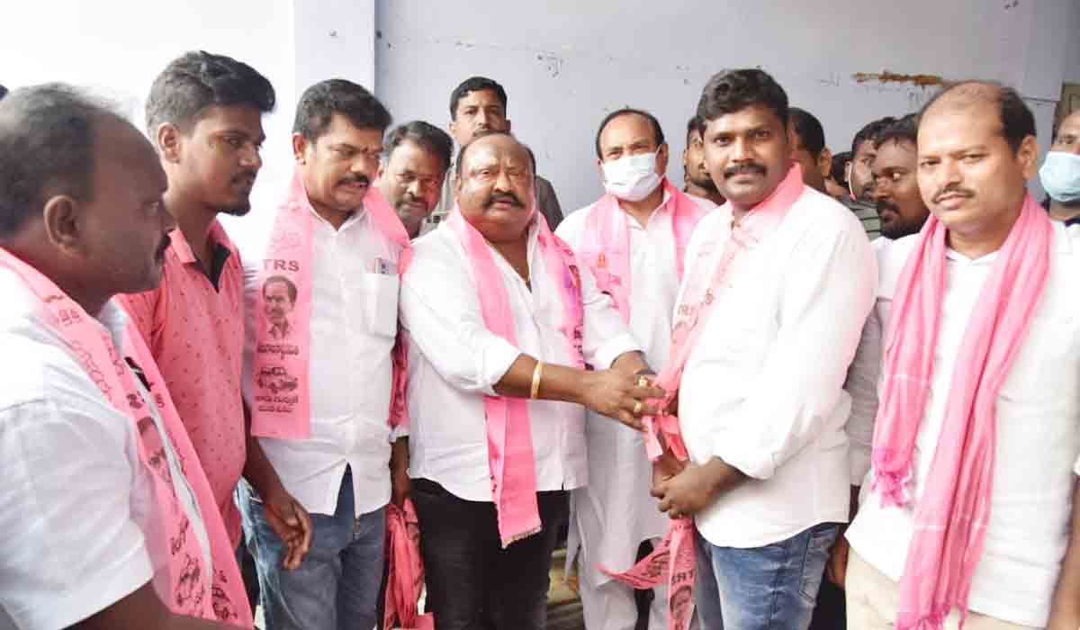 Huzurabad | బీజేపీ నుంచి టీఆర్ఎస్లోకి జోరుగా చేరికలు
