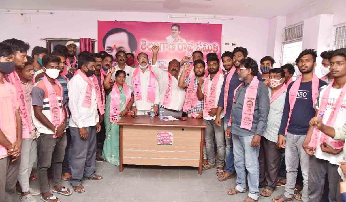 Huzurabad | టీఆర్ఎస్లోకి యువ రక్తం.. మంత్రి గంగుల సమక్షంలో వందమంది చేరిక..