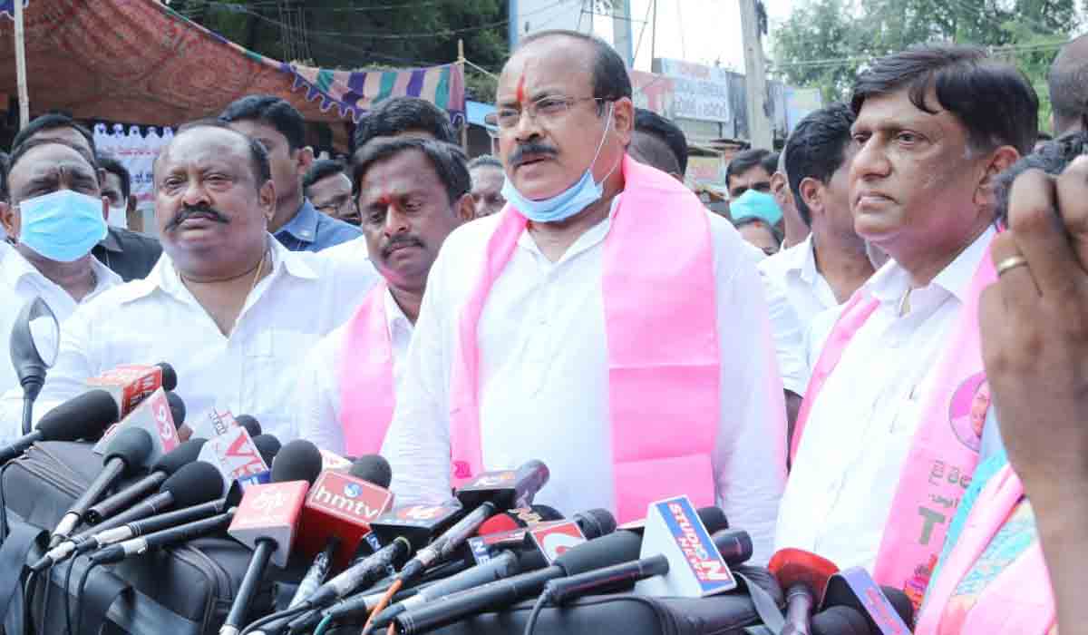 Huzurabad | ఈట‌ల ఓ అస‌మ‌ర్థుడు.. కేసీఆర్‌ను వెన్నుపోటు పొడ‌వాల‌నే కుట్ర‌.. : మాజీ మంత్రి ఇనుగాల పెద్దిరెడ్డి