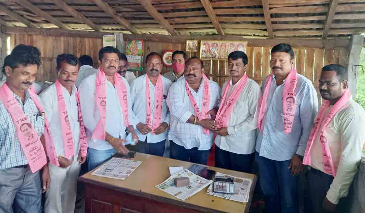 Huzurabad | చేరికల్లో టీఆర్ఎస్ జోరు.. కాంగ్రెస్, బీజేపీలు బేజారు!
