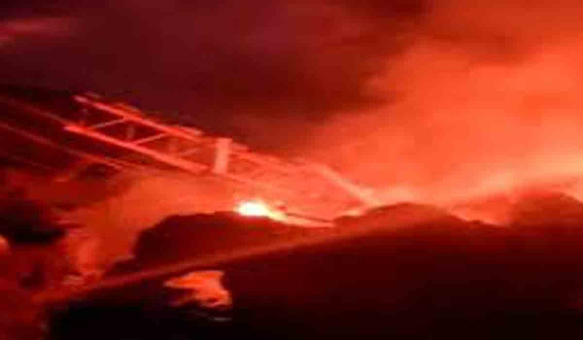 పేపర్‌ గోదామ్‌లో భారీ అగ్నిప్రమాదం..