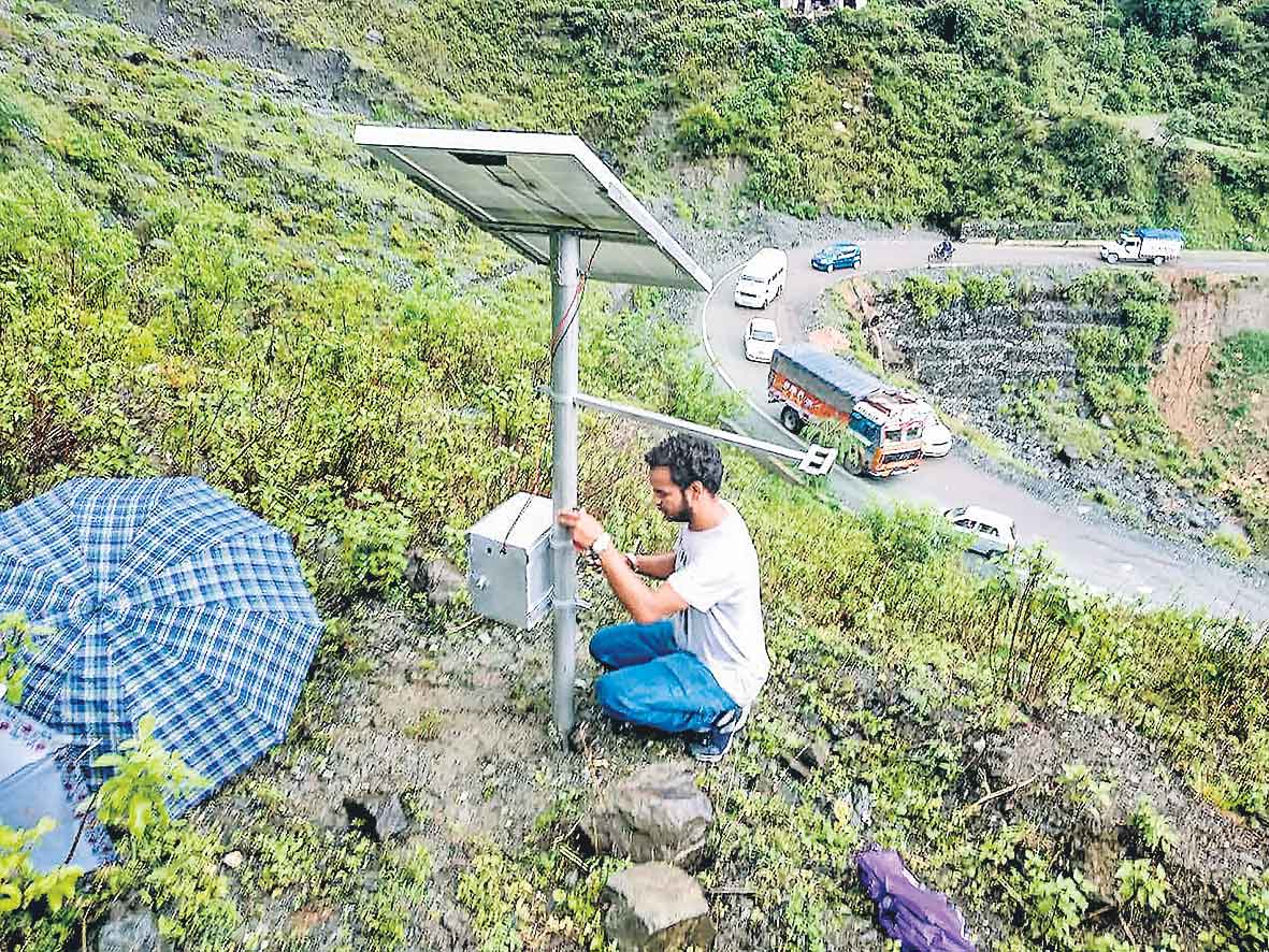 కొండచరియ ప్రమాదాలను ముందే గుర్తించే డివైజ్‌