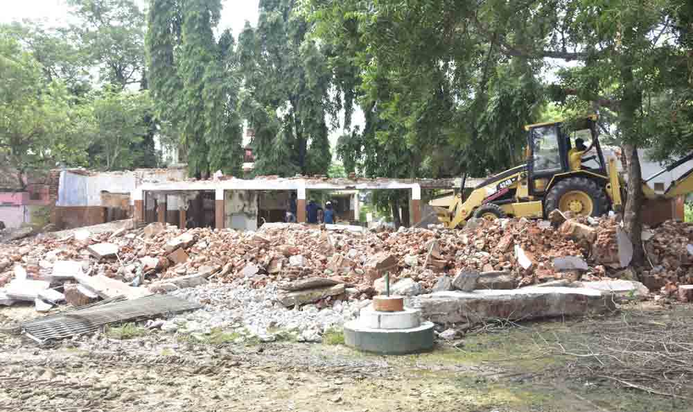 ఇంట గెలవని ఈటల!