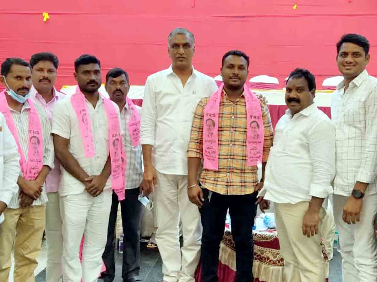 Huzurabad : అభివృద్ధిని చూసి ఆకర్షితులై.. టీఆర్‌ఎస్‌ పార్టీలోకి వలసలు..