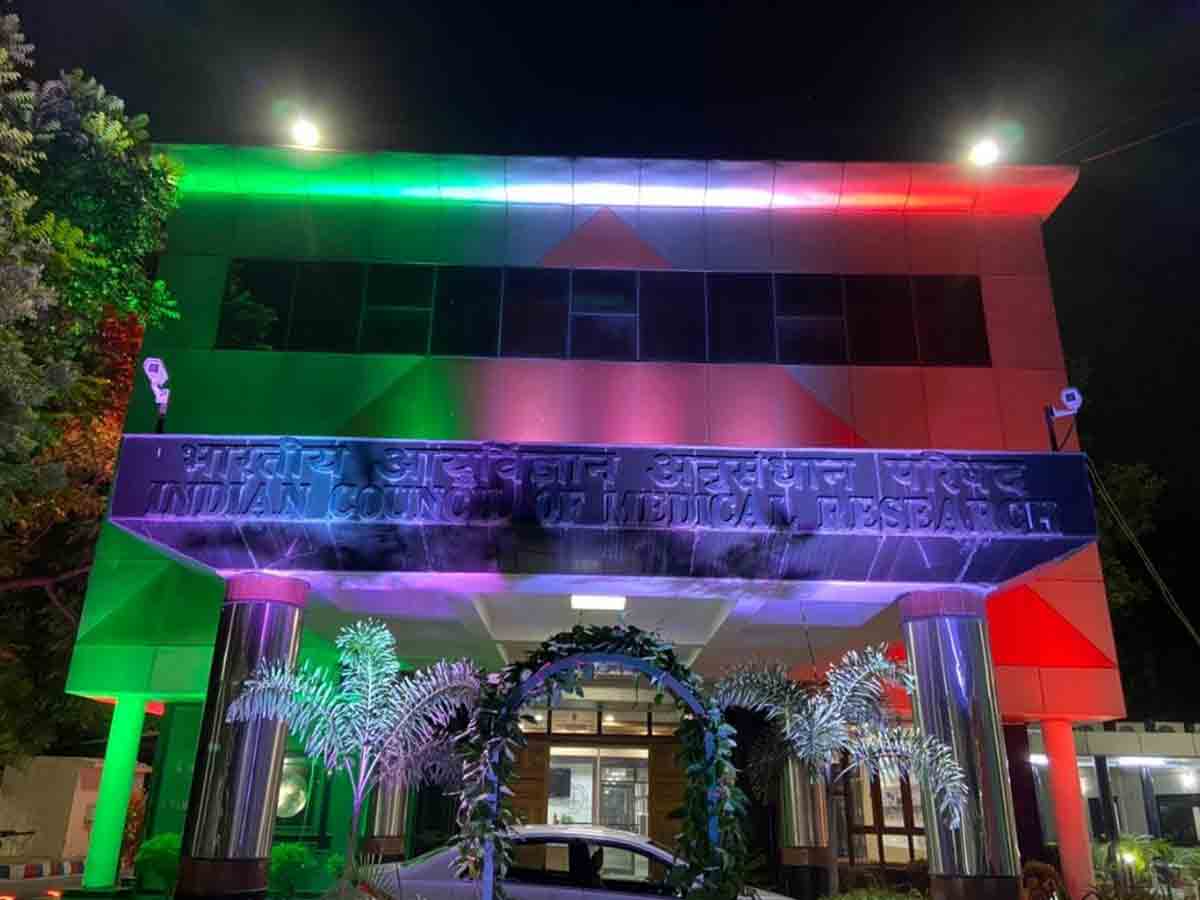 త్రివర్ణ కాంతులతో ప్రకాశించిన వంద స్మారక కట్టడాలు