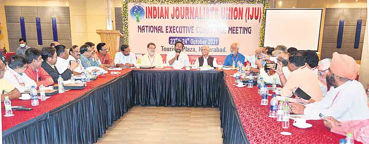 కొవిడ్‌ బాధిత కుటుంబాలను ఆదుకోవాలి : ఐజేయూ