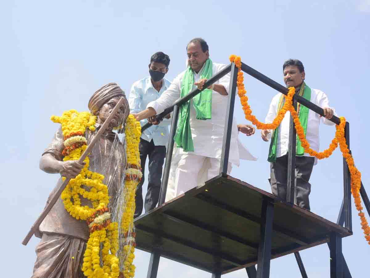 కుమ్రం భీంకు నివాళుల‌ర్పించిన‌ మంత్రి ఐకే రెడ్డి