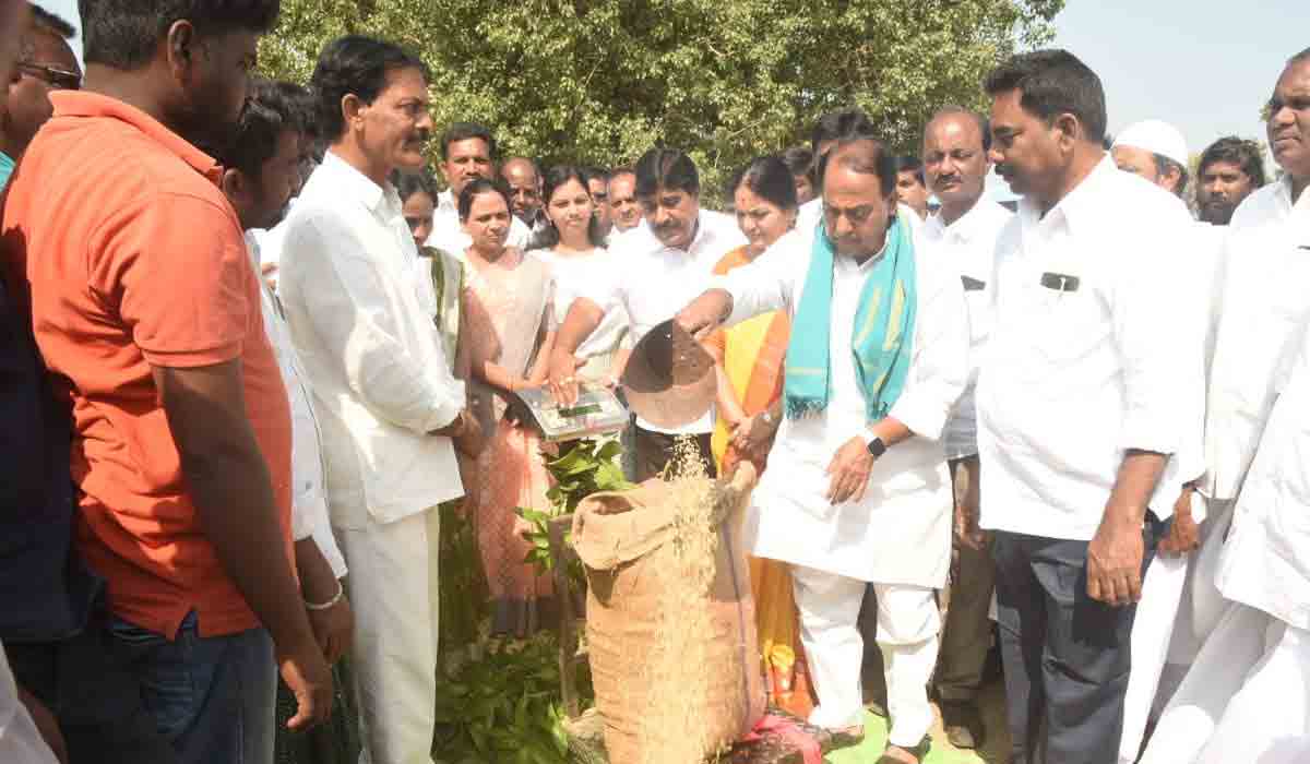 వరి కొనుగోలు కేంద్రాలను సద్వినియోగం చేసుకోవాలి: మంత్రి ఇంద్రకరణ్‌