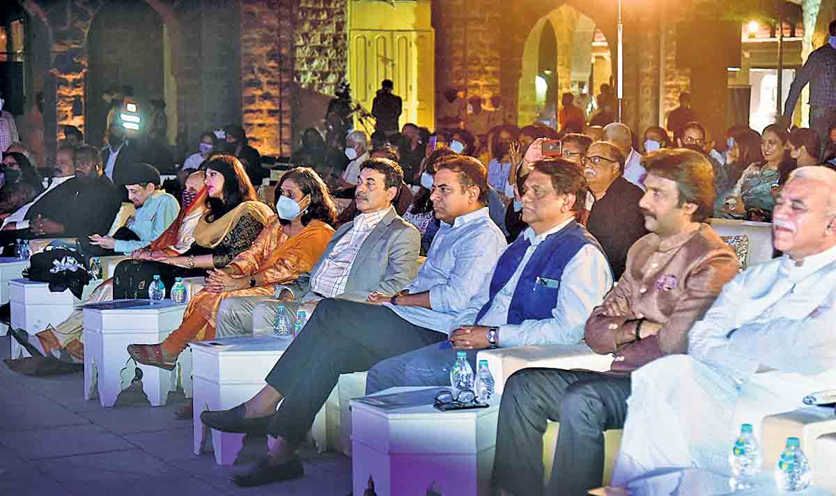 మొజంజాహీ..నాటక వేదికే