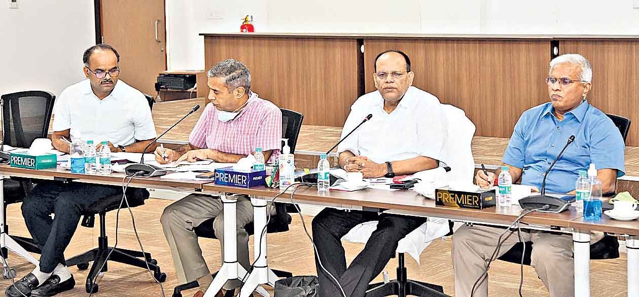 ప్రత్యామ్నాయ పంటల వైపు మళ్లించాలి