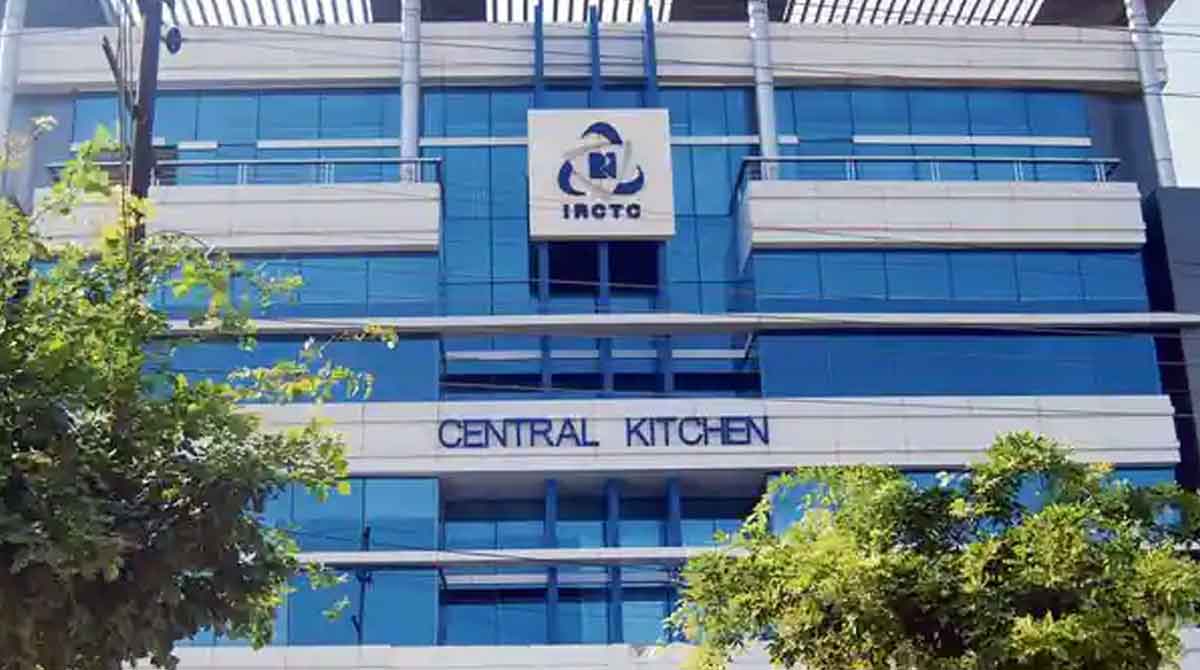 ప్రీమియం రైళ్లలో ఆహార సేవల పునరుద్ధరణ