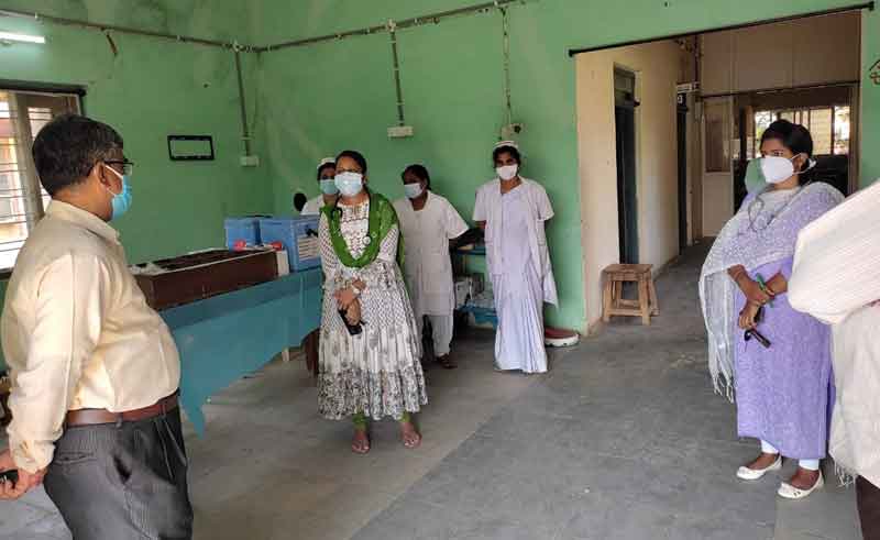 వంద శాతం వ్యాక్సినేషన్‌ పూర్తి చేయాలి