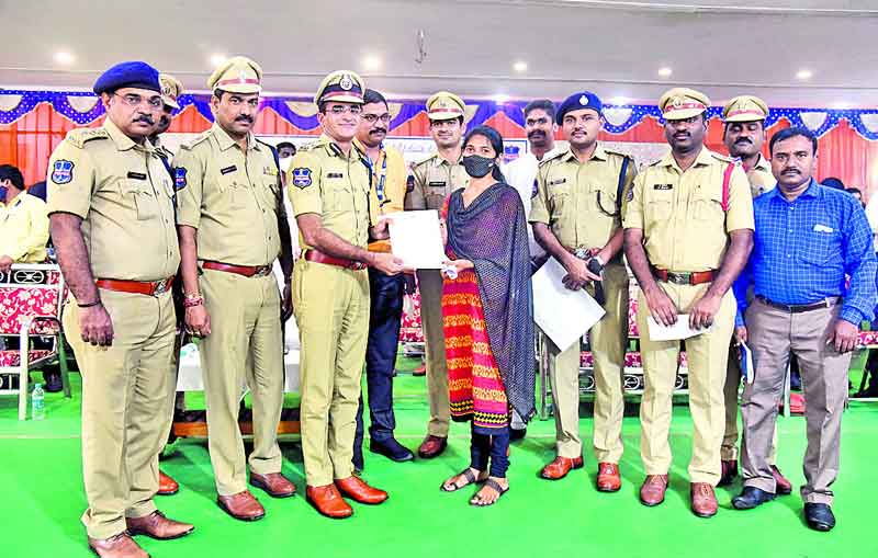 యువతపైనే దేశ భవిష్యత్‌