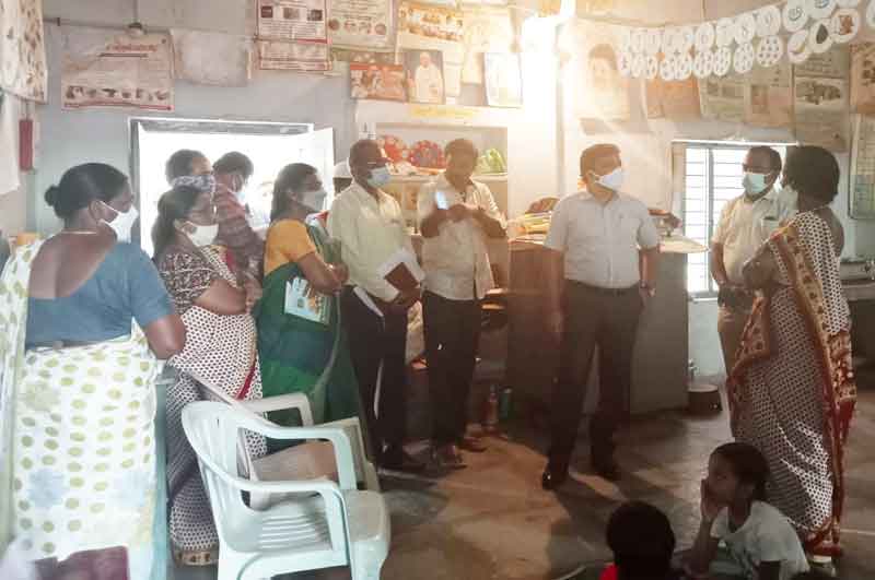 వంద శాతం వ్యాక్సినేషన్‌ పూర్తి చేయాలి