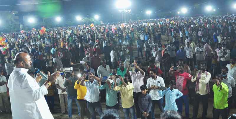 ఒకరినొకరు సేవాభావంతో ఉండాలి