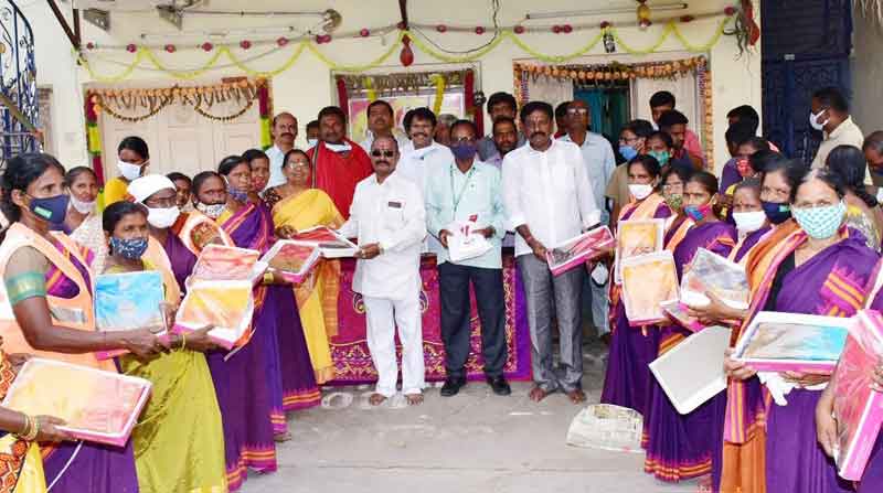 పారిశుధ్య కార్మికుల సేవలు అభినందనీయం