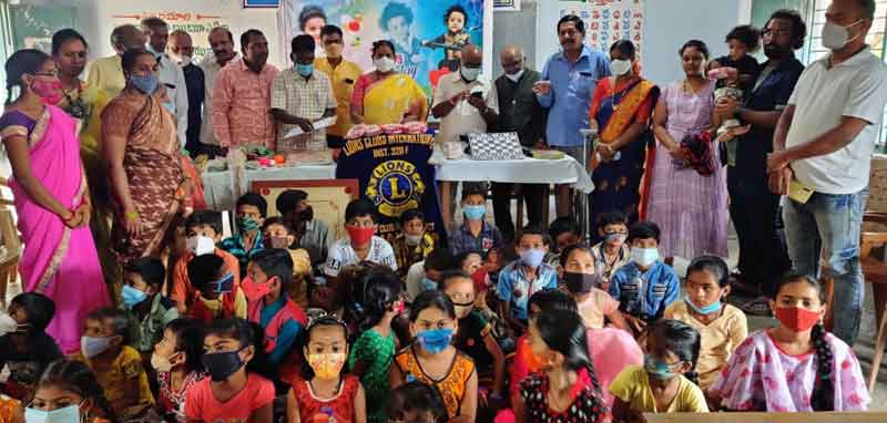 ప్రభుత్వ పాఠశాలలకు రూ. 20 వేల సామగ్రి వితరణ