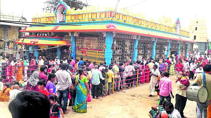 వీరన్న సన్నిధిలో భక్తుల సందడి