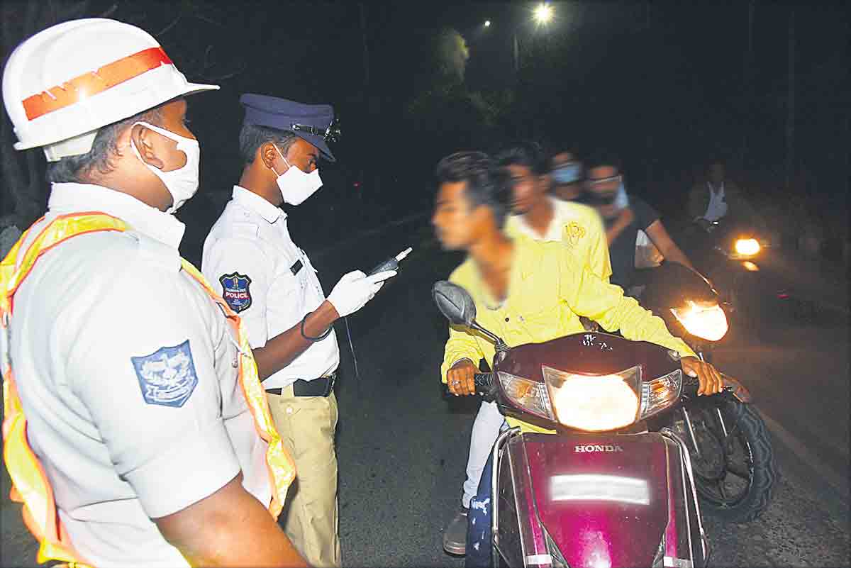 మందుబాబుల భరతం పడుతున్నారు