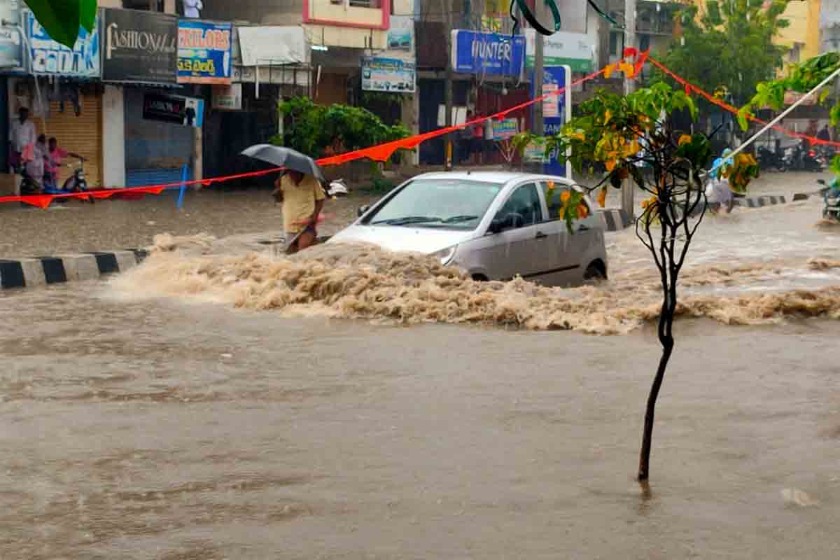 జడ్చర్లలో భారీ వర్షం.. నాలాలో కొట్టుకుపోయి వ్యక్తి మృతి