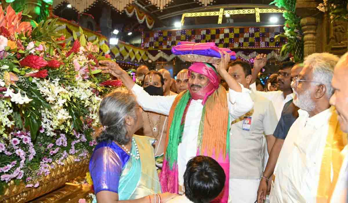 Brahmotsavalu | శ్రీవారికి పట్టువస్త్రాలు సమర్పించిన సీఎం జగన్