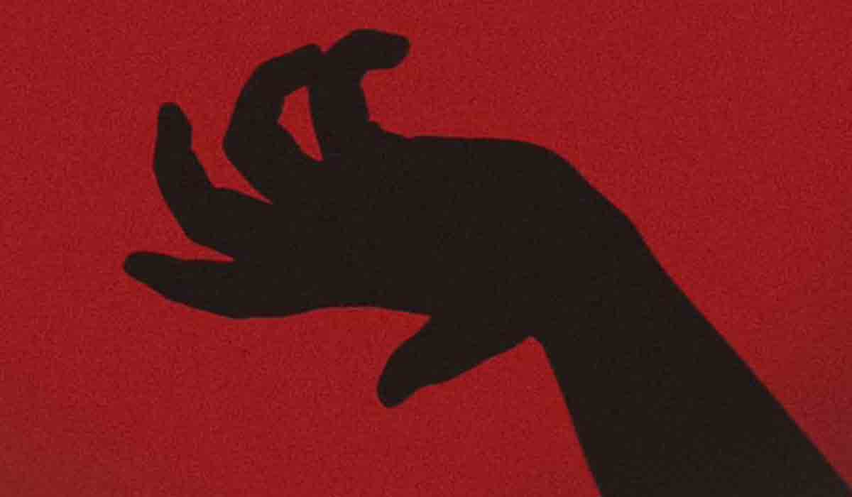 మ‌హా ఘోరం: మ‌హిళ‌ను నరికేసి.. మృత‌దేహాన్ని కౌగిలించుకుని..!