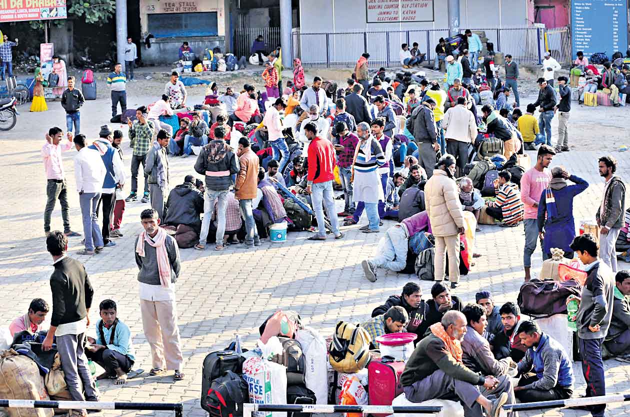 కశ్మీర్‌ను వీడుతున్న వలస కూలీలు