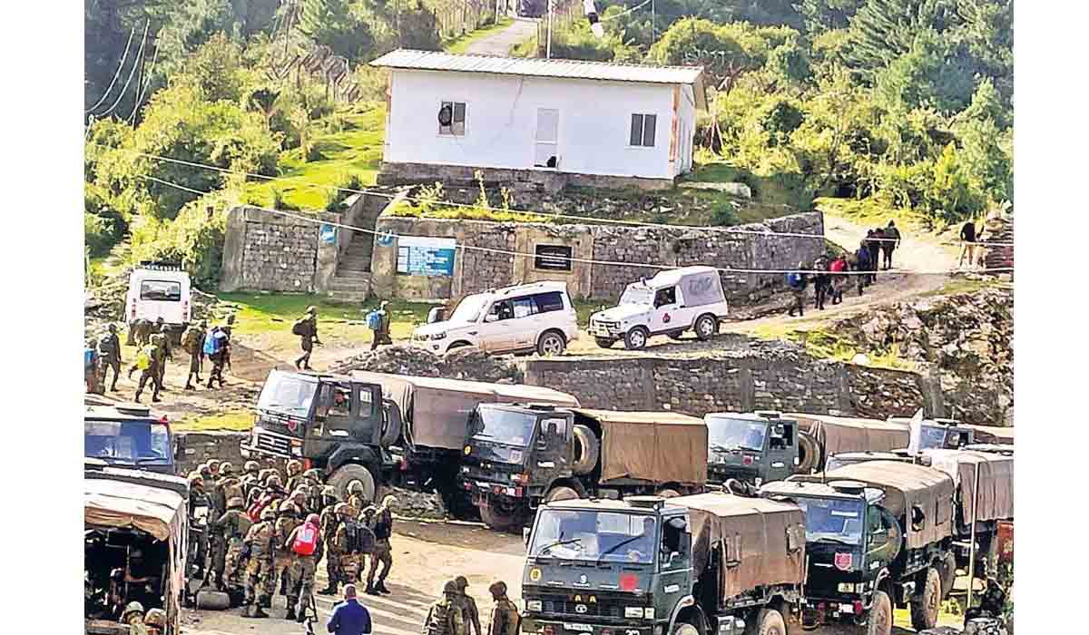 కశ్మీర్‌లో భద్రతా దళాలపై ఉగ్రవాదుల  కాల్పులు..