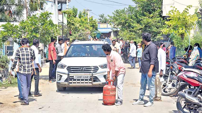 ఈటల జమునకు సిలిండర్ల సెగ