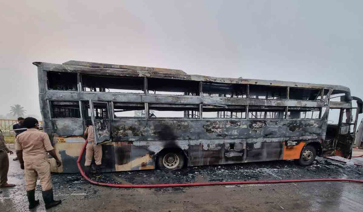 ప్రైవేటు బస్సులో చెలరేగిన మంటలు.. తప్పిన పెను ప్రమాదం