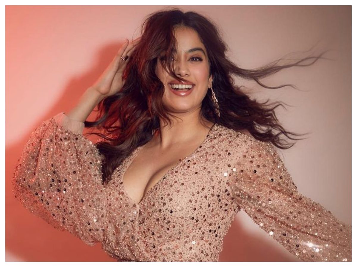 Janhvi Kapoor | జాన్వీ కపూర్ స్టైలీష్ లుక్.. కుర్రకారు ఫిదా..