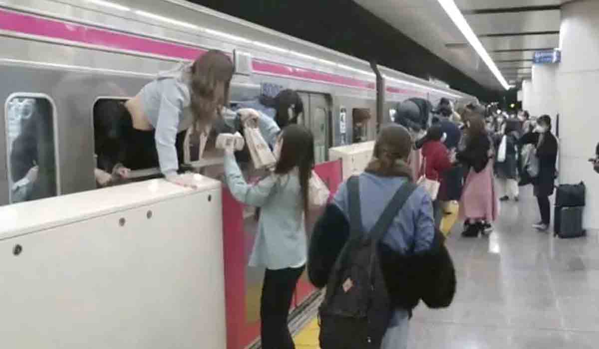 Joker Attack | జోకర్‌ డ్రెస్ వేసుకొని.. రైల్లో ప్రయాణికులపై దాడి చేసిన వ్యక్తి!