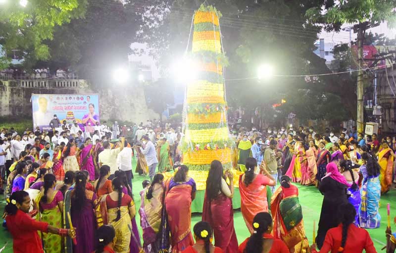 మురిసిన శివుని ముద్దుల గుమ్మ