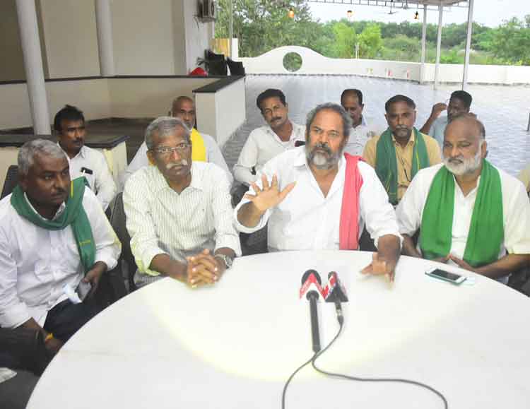 కొత్త చట్టాలతో కర్షకులు కనుమరుగు