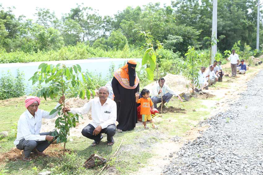 ఆదాయంలో పదిశాతం మొక్కల పెంపకానికి వెచ్చిస్తున్న ముస్తఫా