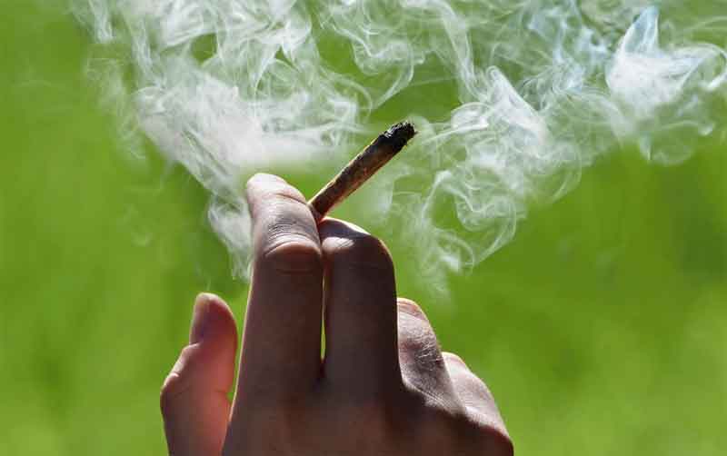 సిగరెట్‌ ఇవ్వలేదని గొంతులో పొడిచి..