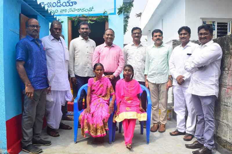 పేద కుటుంబానికి ఇల్లు