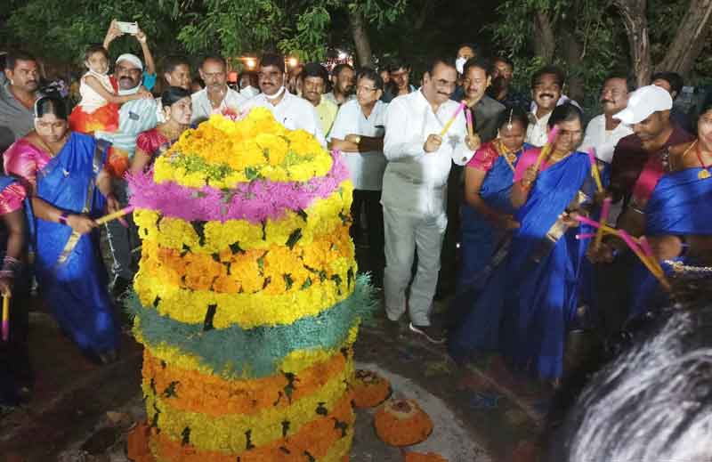 సందడే..  సందడి