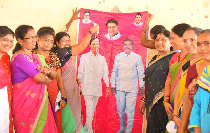 చీరె కట్టి.. సందడి చేసి..